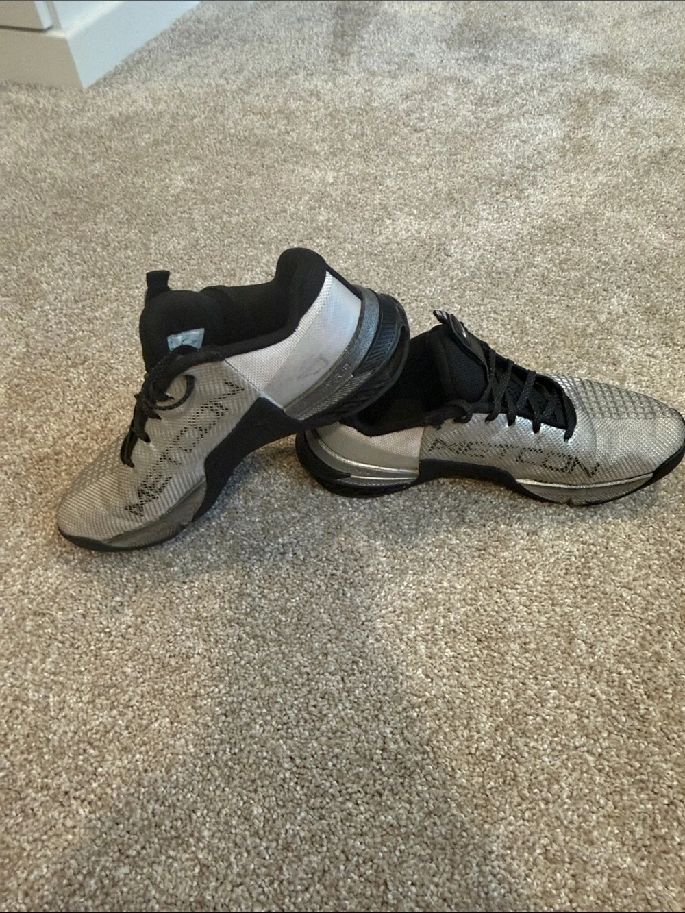 Nike women’s Black and Silver Metcon 8 Training Sneakers size 7